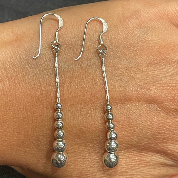 Silver droplet dangling earrings - Picture 2 of 5